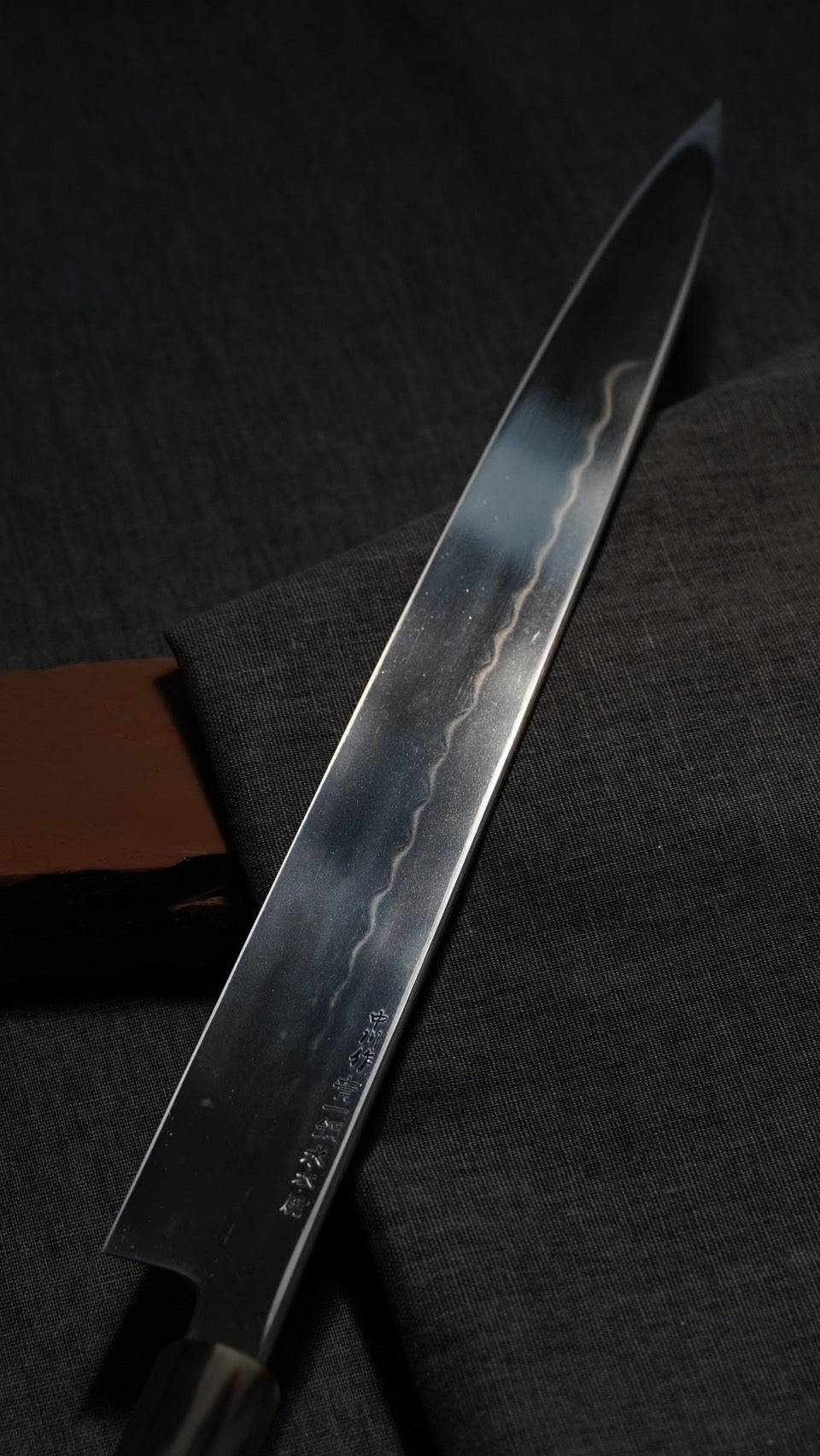 柳刃 ── 鏡面仕上げに浮かぶ刃紋。